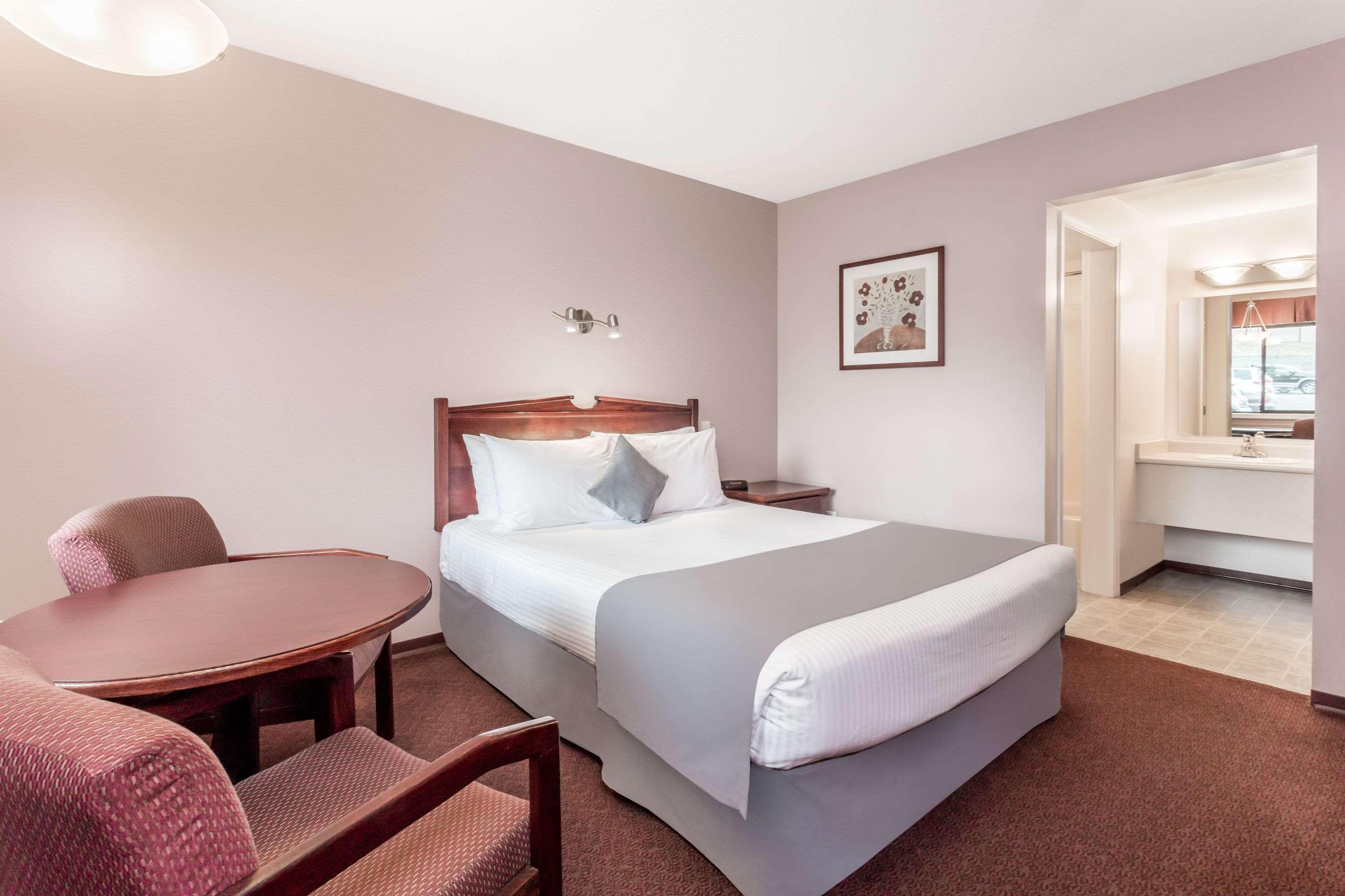 Super 8 By Wyndham Lake Country/Winfield Area Extérieur photo