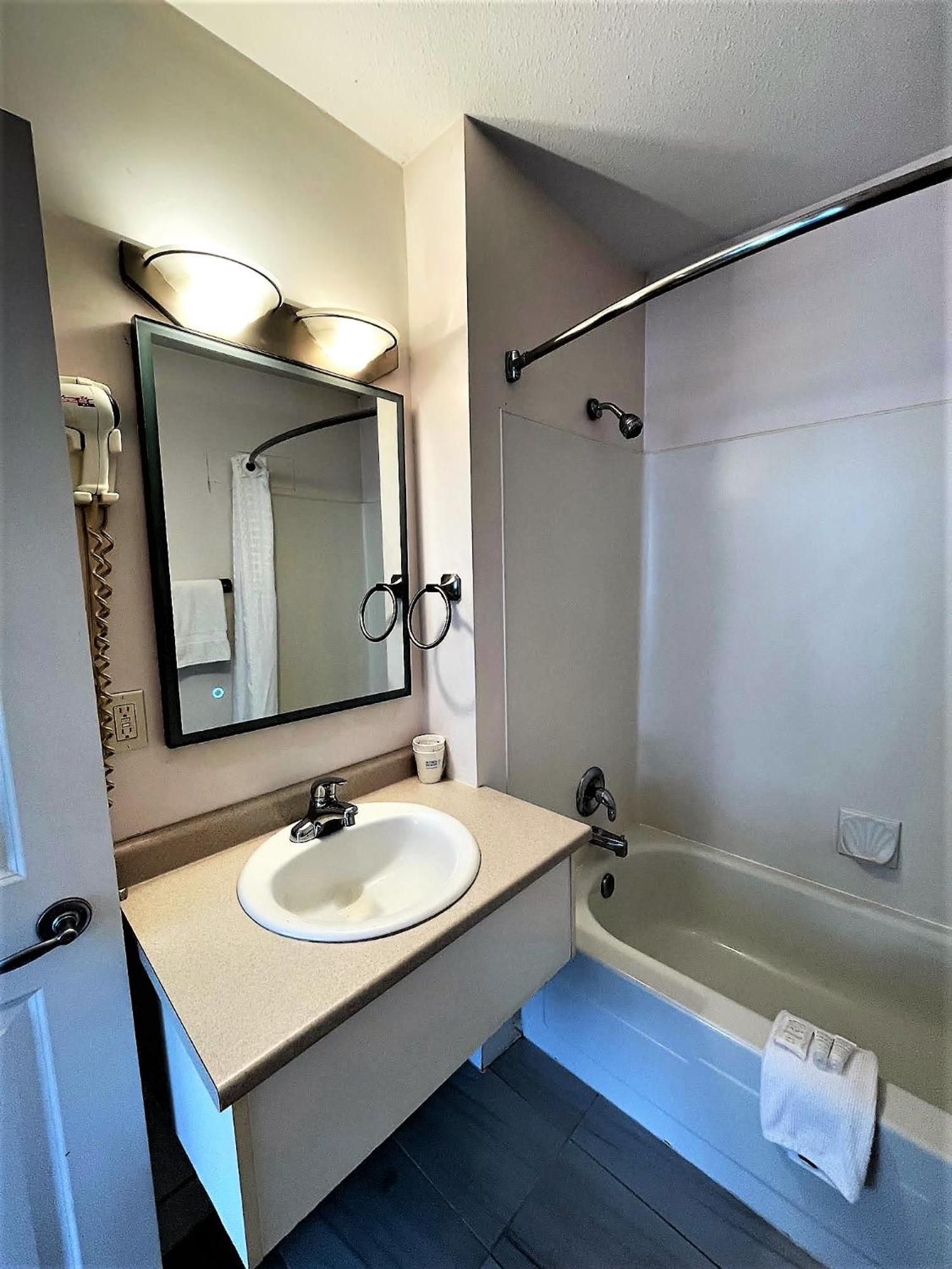 Super 8 By Wyndham Lake Country/Winfield Area Extérieur photo