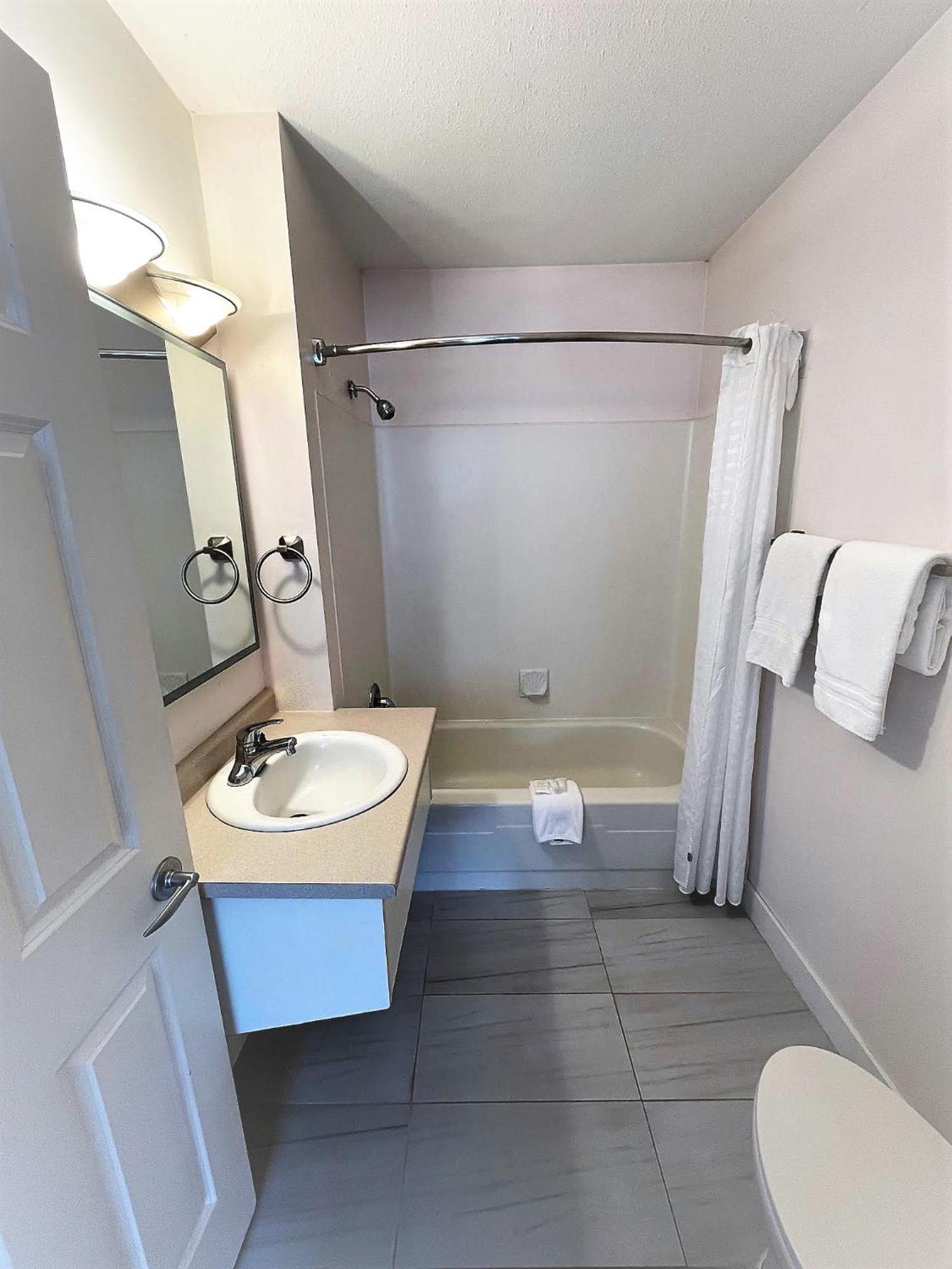 Super 8 By Wyndham Lake Country/Winfield Area Extérieur photo