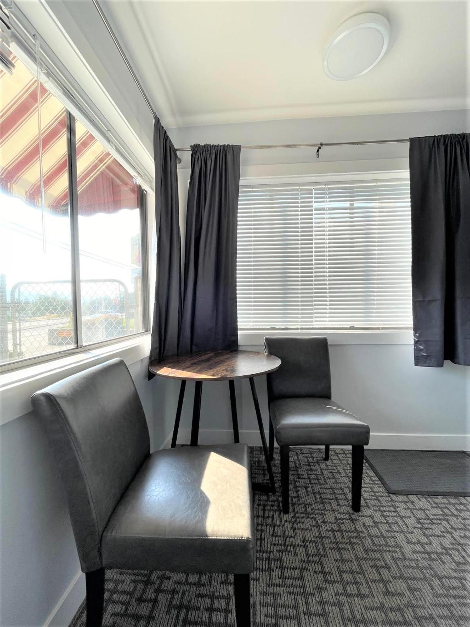Super 8 By Wyndham Lake Country/Winfield Area Extérieur photo