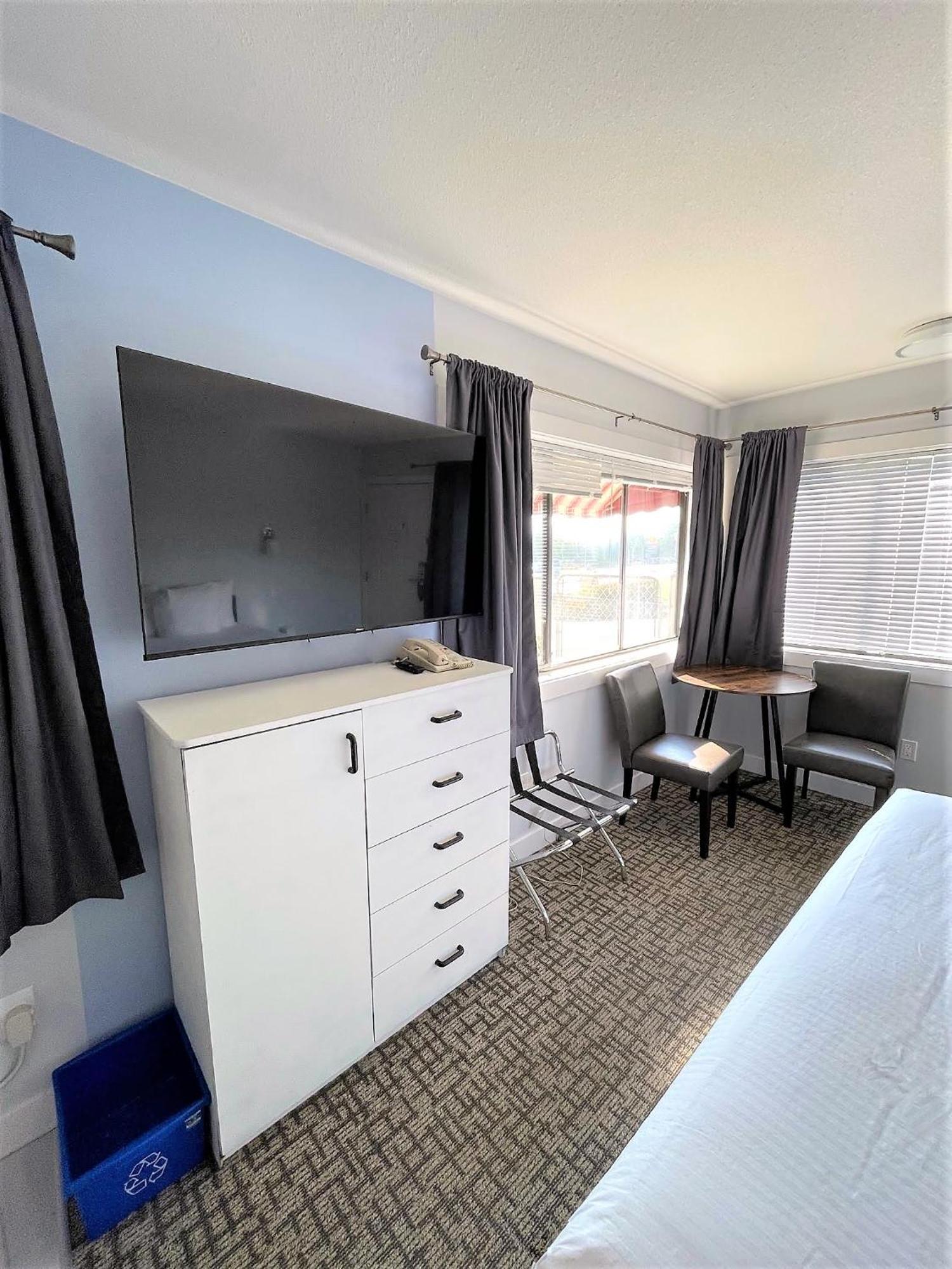 Super 8 By Wyndham Lake Country/Winfield Area Extérieur photo